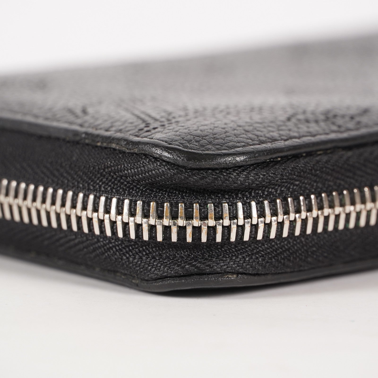 Louis Vuitton Monogram Mahina Zippy Zip-Around Wallet Noir M61867 03T022500009