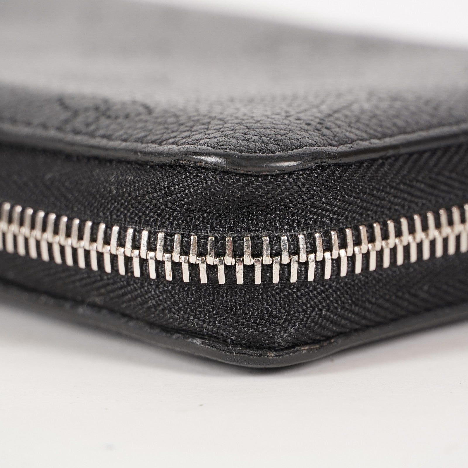 Louis Vuitton Monogram Mahina Zippy Zip-Around Wallet Noir M61867 03T093500009